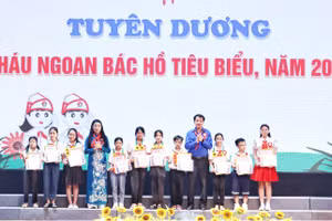 Bí thư Tỉnh ủy Vĩnh Phúc Hoàng Thị Thúy Lan và Bí thư Trung ương Đoàn Ngô Văn Cương tặng giấy khen, kỷ niệm chương cho 10 đại biểu "Cháu ngoan Bác Hồ" tiêu biểu năm 2023. Ảnh: Trà Hương