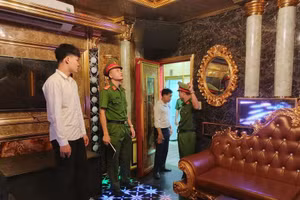 Cán bộ Công an kiểm tra điều kiện an toàn PCCC tại cơ sở kinh doanh karaoke. Ảnh: Công an tỉnh Tuyên Quang