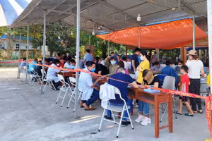 Mỗi ngày có khoảng 500 xe và 800-900 người qua chốt kiểm dịch Cầu Trì (Bắc Quang) 