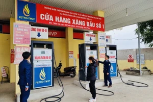 Lực lượng quản lý thị trường tỉnh Vĩnh Phúc kiểm tra cửa hàng xăng dầu thuộc Doanh nghiệp tư nhân 8-3. Ảnh: QLTT Vĩnh Phúc