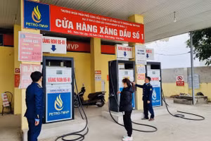 Lực lượng quản lý thị trường tỉnh Vĩnh Phúc kiểm tra cửa hàng xăng dầu thuộc Doanh nghiệp tư nhân 8-3. Ảnh: QLTT Vĩnh Phúc