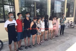 Nhóm đối tượng được đưa về trụ sở Công an huyện Sông Lô. Ảnh: Tuổi trẻ Công an Vĩnh Phúc