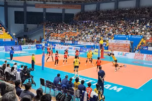 Đội tuyển Việt Nam (áo vàng) đã có trận thắng ở ngày ra quân