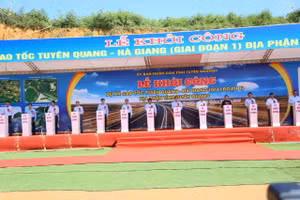  Đại biểu nhấn nút khởi công dự án.