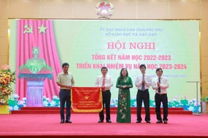 Ông Hồ Đại Dũng (bìa trái) trao Cờ thi đua cho Sở GD&ĐT Phú Thọ.