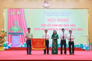 Ông Hồ Đại Dũng (bìa trái) trao Cờ thi đua cho Sở GD&ĐT Phú Thọ.