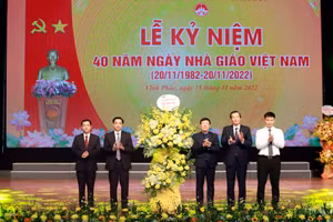 Lãnh đạo tỉnh Vĩnh Phúc tặng hoa chúc mừng ngành Giáo dục