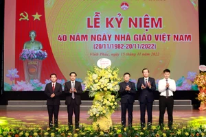 Lãnh đạo tỉnh Vĩnh Phúc tặng hoa chúc mừng ngành Giáo dục