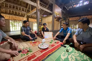 Lãnh đạo xã Phú Linh trao tặng giấy khen cho anh Nguyễn Văn Hội