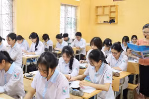 Cô và trò Trường THPT Long Châu Sa trong giờ ôn tập thi tốt nghiệp.