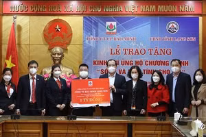 Ông Vũ Anh Tuấn, Tổng Giám đốc Bảo Minh trao hỗ trợ 1 tỷ đồng cho đại diện UBND tỉnh Lạng Sơn để thực hiện chương trình "Sóng và máy tính cho em"