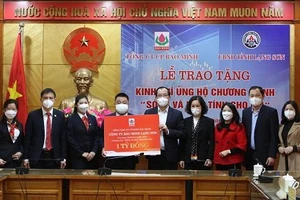 Ông Vũ Anh Tuấn, Tổng Giám đốc Bảo Minh trao hỗ trợ 1 tỷ đồng cho đại diện UBND tỉnh Lạng Sơn để thực hiện chương trình "Sóng và máy tính cho em"