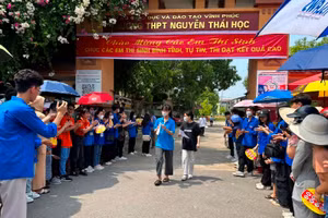 Những thí sinh đầu tiên rời điểm thi tại Trường THPT Nguyễn Thái Học (TP Vĩnh Yên).