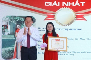 Đồng chí Nguyễn Trọng Nghĩa, Bí thư Trung ương Đảng, Trưởng ban Tuyên giáo Trung ương trao giải Nhất cho cô giáo Nguyễn Thị Minh Thu.