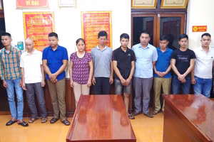 Các đối tượng trong đường dây đánh bạc bằng hình thức ghi số lô, số đề bị Công an tỉnh Hà Giang bắt giữ. Ảnh: Công an tỉnh Hà Giang. 