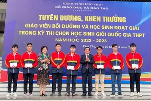 Lãnh đạo Sở GD&ĐT Phú Thọ và Hội Khuyến học tỉnh trao thưởng cho học sinh xuất sắc lọt vào vòng 2 thi chọn đội tuyển Quốc gia dự thi Olympic Quốc tế