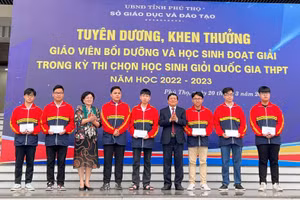 Lãnh đạo Sở GD&ĐT Phú Thọ và Hội Khuyến học tỉnh trao thưởng cho học sinh xuất sắc lọt vào vòng 2 thi chọn đội tuyển Quốc gia dự thi Olympic Quốc tế