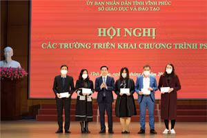 Giám đốc Sở GD&ĐT Vĩnh Phúc thưởng nóng cho 5 thầy cô giáo - Ảnh: Tống Thanh Kiều