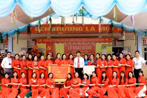 Tập thể cán bộ, giáo viên, nhân viên Trường Tiểu học Nguyệt Đức.