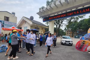 Các em học sinh Yên Bái đã hoàn thành Kỳ thi tuyển sinh THPT không chuyên .