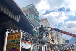 Lực lượng chức năng và người dân tiến hành dập lửa