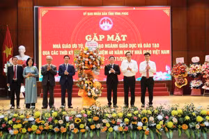 Chủ tịch UBND tỉnh Vĩnh Phúc (thứ 3 từ phải qua) tặng hoa chúc mừng nhân buổi gặp mặt