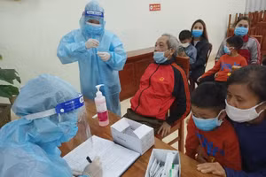 Cán bộ, giáo viên thành phố Việt Trì tích cực hỗ trợ công tác phòng, chống dịch Covid- 19.