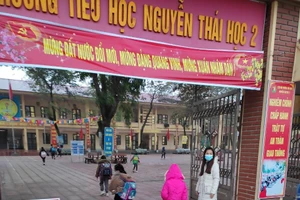 Học sinh Trường Tiểu học Nguyễn Thái Học trở lại trường vào sáng 7/2