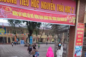 Học sinh Trường Tiểu học Nguyễn Thái Học trở lại trường vào sáng 7/2