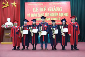 Đại diện Trường ĐH Mở Hà Nội và lãnh đạo Trung tâm GDTX Vĩnh Phúc trao bằng tốt nghiệp cho các học viên 