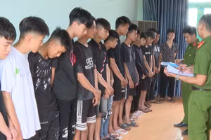Nhóm thanh thiếu niên tại cơ quan công an. Ảnh: Công an Phú Thọ