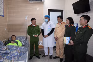 Lãnh đạo Công an tỉnh Tuyên Quang thăm hỏi chiến sĩ bị thương.