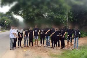 Nhóm thanh thiếu niên tại hiện trường nơi xảy ra vụ hỗn chiến. Ảnh: Công an huyện Sơn Dương.