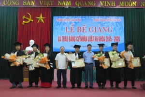 Đại diện lãnh đạo Trường đại học Luật Hà Nội và Trung tâm GDTX tỉnh trao Giấy khen cho 7 học viên đạt kết quả cao trong học tập