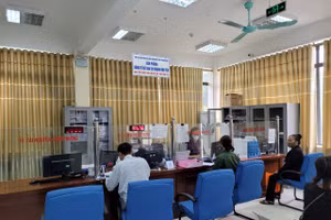 Người dân đến giao dịch tại bộ phận một cửa - Văn phòng ĐKĐĐ chi nhánh thành phố Vĩnh Yên