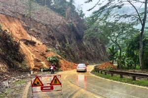 Mưa lớn khiến nhiều tuyến đường tại Tuyên Quang bị sạt lở