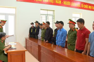 Nhóm vận chuyển thuốc lá lậu bị khởi tố. Ảnh: Hà Toản