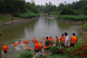 Cán bộ, chiến sĩ Trung tâm Huấn luyện BĐBP tìm kiếm nạn nhân bị đuối nước. Ảnh: Nguyễn Hào