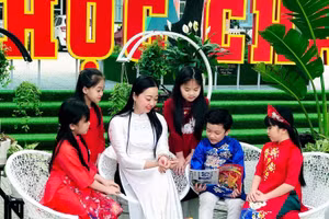 Cô giáo Nguyễn Thị Minh Thịnh – Hiệu trưởng trường Tiểu học Tân Dân cùng các em học sinh nhà trường