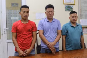 3 đối tượng vận chuyển động vật quý hiếm đi tiêu thụ bị bắt giữ. Ảnh: Công an TP Vĩnh Yên. 