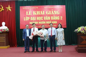 Học viên lớp văn bằng 2 tặng hoa lãnh đạo Khoa tiếng Anh và lãnh đạo Trung tâm GDTX tại lễ khai giảng