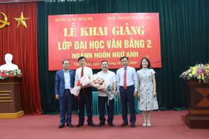 Học viên lớp văn bằng 2 tặng hoa lãnh đạo Khoa tiếng Anh và lãnh đạo Trung tâm GDTX tại lễ khai giảng
