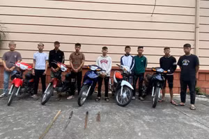 Nhóm đối tượng tại cơ quan công an. Ảnh: Công an TP Tuyên Quang.