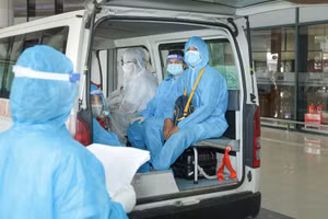 Cán bộ của Trung tâm y tế huyện Yên Lạc đón công dân từ sân bay về cách ly tại khu cách ly tập trung