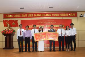 Giáo viên hướng dẫn và em Chu Thị Thanh nhận thưởng của UBND tỉnh Vĩnh Phúc.