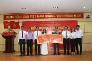 Giáo viên hướng dẫn và em Chu Thị Thanh nhận thưởng của UBND tỉnh Vĩnh Phúc.