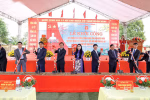 Bí thư Tỉnh ủy Vĩnh Phúc Hoàng Thị Thúy Lan khởi công công trình làng văn hóa kiểu mẫu thôn Bàn Mạch, xã Lý Nhân, huyện Vĩnh Tường.