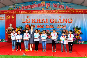 Nhiều phần quà ý nghĩa dành tặng học sinh Trường Tiểu học Lương Sơn A