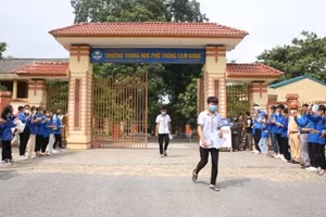 Những thí sinh đầu tiên ra về sau khi hoàn thành môn thi Ngữ văn tại điểm thi Trường THPT Tam Nông