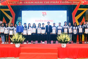 Trao giấy chứng nhận danh hiệu "Học sinh 3 tốt" cho các em học sinh. Ảnh: Kim Ly